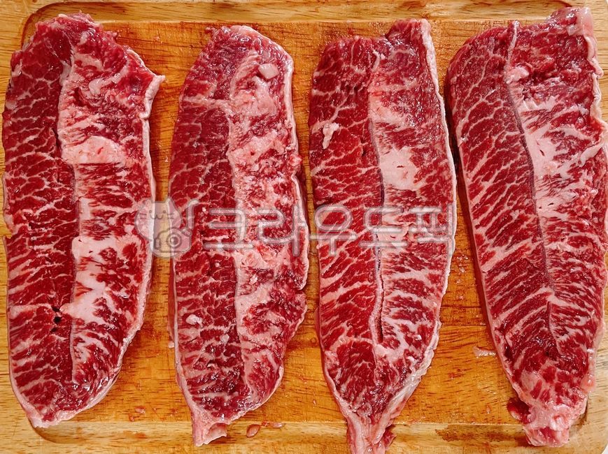 steak,marbling,fan meat,beef,raw meat,Korean beef,food,Korean beef meat,meat,ingredients,special part,wooden cutting board
