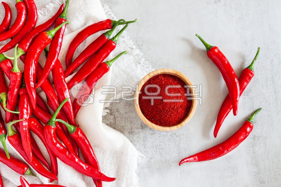 고추,고추가루,홍고추,채소,양념,음식재료,음식,요리,유기농,빨강색,빨간색,누끼,김장,재료,담다,가득,basket,바구니,고춧가루,가루,그릇,숟가락,탑뷰,하이앵글