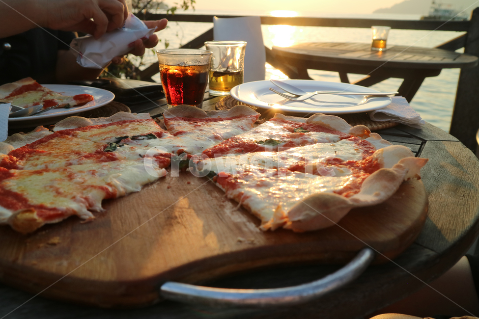 마르게리따피자,피자,화덕피자,pizza,food,야외테이블,외식,식사,음식,식재료,요리,food,cook,meal,dishes,food reserves,양식,서양음식,서양요리,western food,western dishes,western meal,western cook