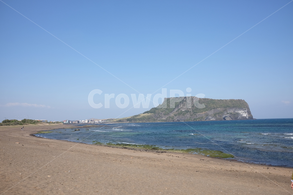 바다,모래,하늘,성산일출봉,제주,모래사장,관광명소,해변,자연,풍경,자연,풍경,nature,landscape,한국자연풍경,한국자연경관,korea nature landscape,해변,바다,beach,sea,제주도,jeju,jeju island,outdoors,옥외,land,땅,water,물,shoreline,해안선,ocean,대양,promontory,곶