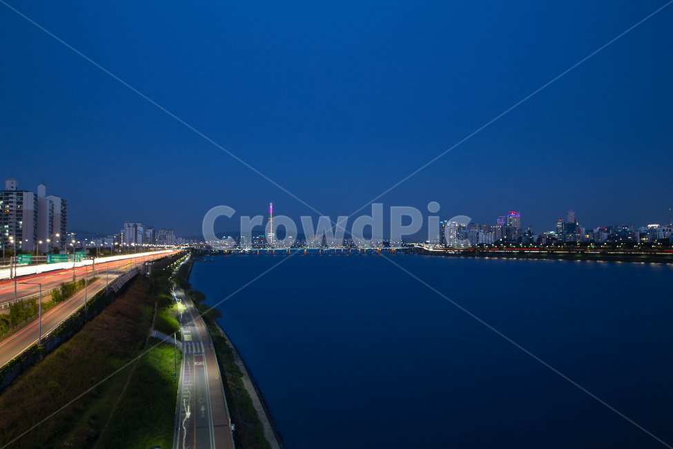 road,건물,풍경,도시,야경,라이트,불빛,조명,불빛궤적,자동차불빛,고속도로,고속화도로,자동차전용도로,도로,길,한강,한강대교,아파트,건축,시설물,한강변,한강변도로,자전거도로,자전거전용도로,교통,도로표지판,가로등,가로등불빛,강물,강가,강,도심,타운,롯데타워,빌딩,매직아워,강변도로,서울,대도시,궤적,강변북로,강변,대교,다리,교량,야간,밤,배경,백그라운드,야경,밤,풍경,nightscape,night,landscape