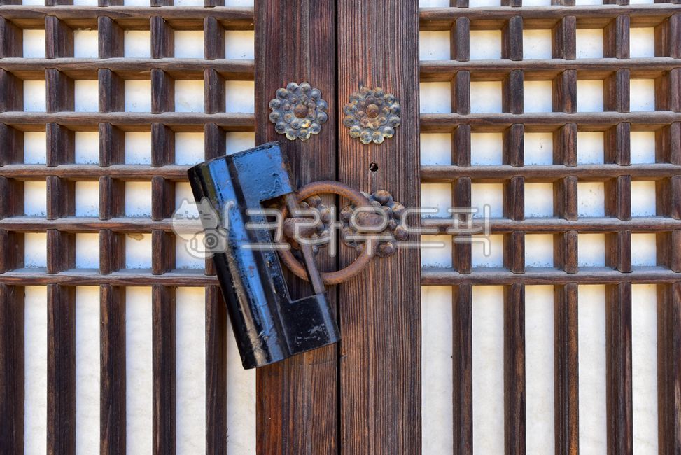 자물쇠,잠금,전통창호,전통문양,창틀,문화유산,전통가옥,한옥,규칙,문고리,vintage,전통양식,조선시대,창호지,창문,문,유물,역사,전통건축,목조건물,한옥양식,빈티지,전통건축양식