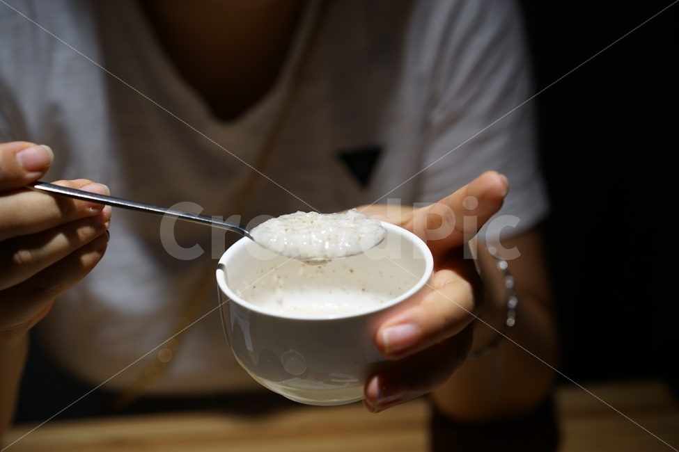 죽,식사,식전메뉴,음식,먹방,맛집,숟가락,연출,손,깨죽,푸드,사람,인물,인간,human,person,신체일부,몸,body,음식,식재료,요리,food,cook,meal,dishes,food reserves,한식,한국음식,한국요리,korean food,korean dishes,korean meal,korean cook,연출,컨셉,콘셉,direction,concept
