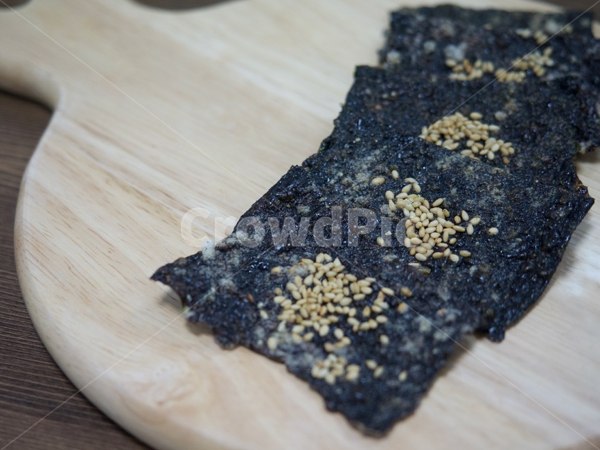 김부각,김과자,참깨,검은색음식,웰빙,한국,한국음식,아시아음식,김,크래커,쿠키,비스킷,김크래커,음식,간식,과자,음식,식재료,요리,food,cook,meal,dishes,food reserves,디저트,간식,후식,dessert,snack