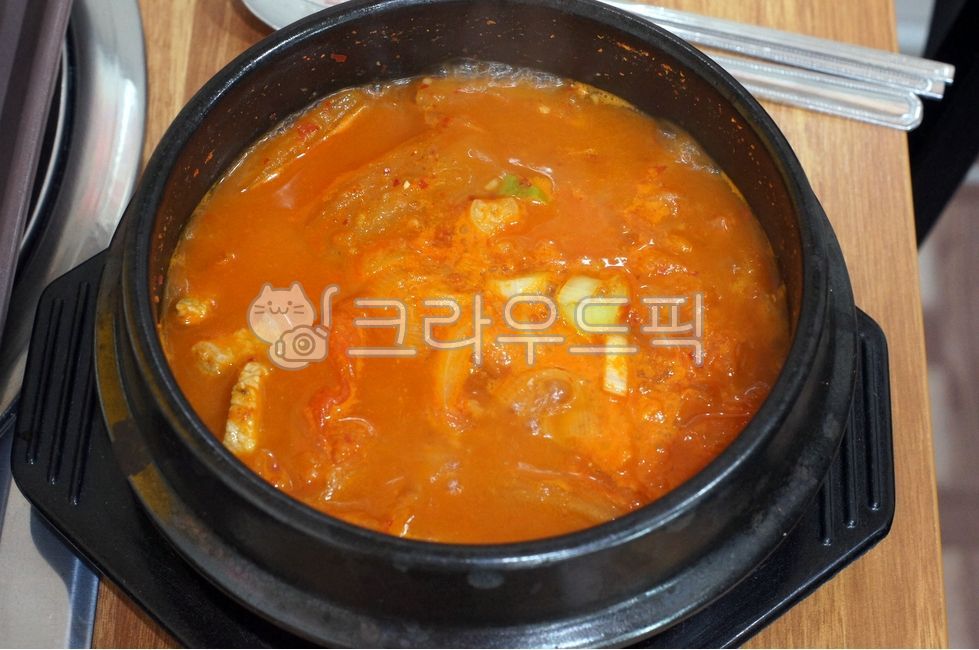 plating,Korean cuisine,Kimchi hot pot,kimchistew,meatstew,spicystew,kimchijjigae,food,porkstew,Korean food,Plating,kimchi soup,cooking,Pork Kimchi Stew,foodpresentation