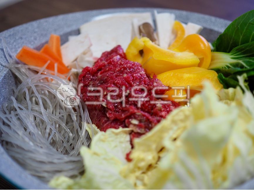 소고기,한국음식,음식,소고기전골,국,찌개,아시아음식,냄비,요리,소고기요리,식사,beef,koreanfood,food,beefhotpot,soup,stew,asianfood,pot,cooking,beefdish,meal,배추,당면,청경채,채소,웰빙,웰빙음식,cabbage,noodle,bokchoy,vegetable,wellbeing,wellnessfood,소고기채소전골