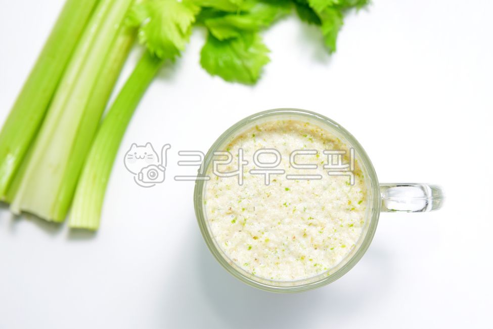 샐러리,샐러리음료,샐러리쥬스,야채,채소,건강음료,건강쥬스,음식,쥬스,주스,음료,건강식,다이어트,다이어트음료,다이어트쥬스,녹즙,건강식품,비타민,비타민c,컵,녹색,녹색채소,녹색야채,초록,신선한,싱싱한,쥬스컵,음료컵,음료잔,음료수,쥬스잔,건강,헬스케어,마실것,우유,바나나,믹싱,갈은,혼합한,섞은,셀러리,디저트,웰빙,프레쉬,새콤한,흰색배경,흰배경,흰색바탕,식재료,식물,신선식품,신선,푸드,그린,food,fresh,healthcare,diet,vegetable,celery,drink,beverage,juice,음식,식재료,요리,food,cook,meal,dishes,food reserves