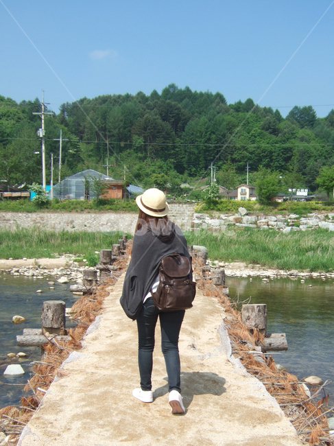 시골,경치,푸른색,여자,풍경,걷는여자,뒷모습,시골길,시냇가,다리,평창,country,sunny,daylight,countryroad,bridge,naturalbridge,girl,back,사람,인물,인간,human,person,여성,여자,woman,female,lady,여행,휴가,traveling,vacation,trip
