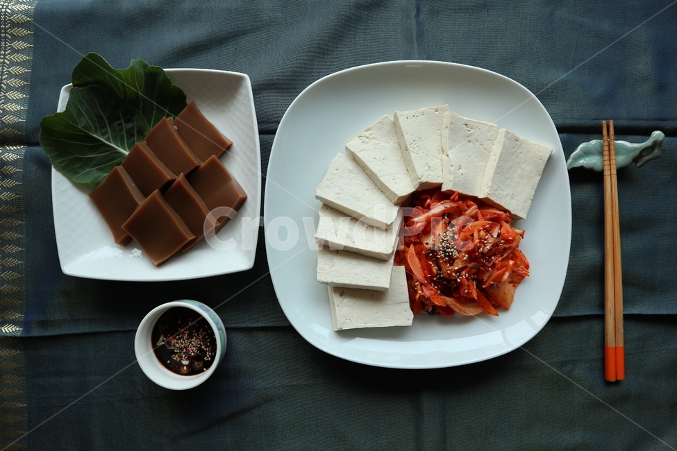 음식,한식,koreanfood,김치,두부,두부김치,김치볶음,tofu,도토리묵,묵,술안주,푸드,채식,kimchi,반찬,식재료,요리,한끼식사,cook,meal,한국전통,koreantraditional,식품,접시,dish,간식,야식,snack,웰빙,건강식,한정식,깨,참깨,간장,양념간장,soysauce,젓가락,chopsticks,맛있는담백한,조합,매콤한,순한맛,매운맛,단품요리,한국요리,저칼로리,다이어트식,단백질,콩단백질,수저받침,한국적인,korea