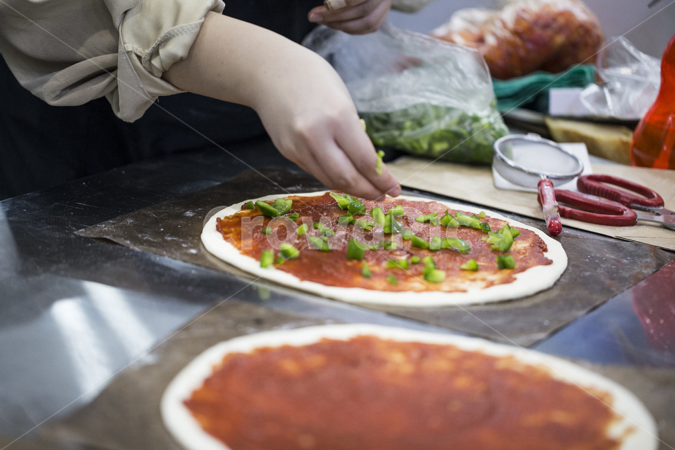 피자,핏자,밀가루,도우,토마토소스,토핑,야채,손,음식,식재료,요리,food,cook,meal,dishes,food reserves