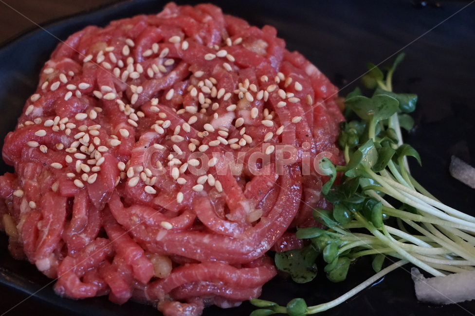 육회,육사시미,생고기,육류,안주,술안주,소주,식재료,고기,요리,한국음식,한국요리,koreanfood,food,cook,meal,dishes,새싹,채소,날것,음식,한국적인,노른자,한식,foodreserves,meat,한국고기,배,과일,야식,먹거리,신선,소,비비다,무채,숟가락,젓가락,음식,식재료,요리,food,cook,meal,dishes,food reserves,육류,고기,meat