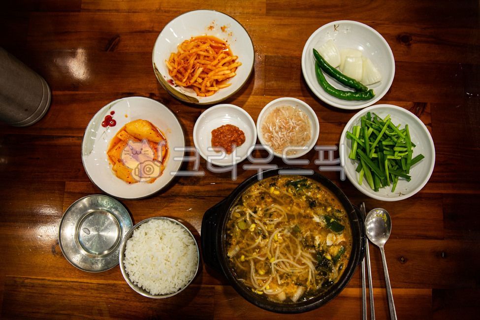 Bean Sprout Gukbap,soup,Bean sprouts,egg,clear food,beansproutssoup,green onion,koreantraditionalfood,Korean traditional food,clearfood,greenonion,beansprouts,earthen pot,earthenpot