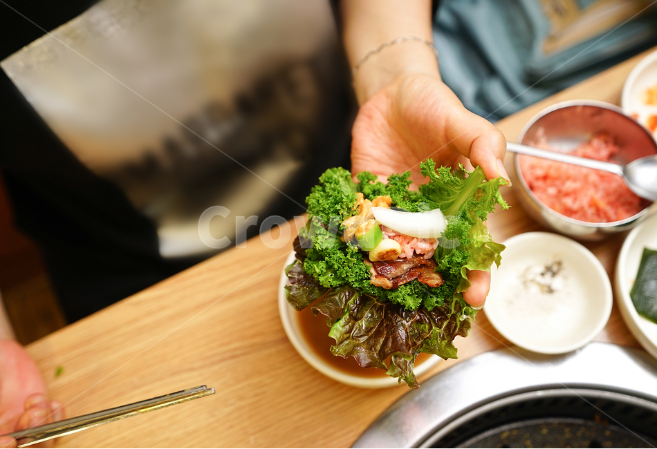 음식,야채,쌈,고기,삼겹살,식사,안주,채소,푸드,육식,소주안주,육류,한식,사람,인물,인간,human,person,신체일부,몸,body,음식,식재료,요리,food,cook,meal,dishes,food reserves,육류,고기,meat