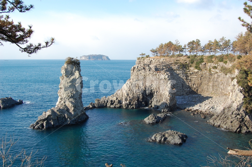 제주도,외돌개,서귀포,촛대바위,바위,자연,풍경,nature,landscape,한국자연풍경,한국자연경관,korea nature landscape,outdoors,옥외,sea,바다,ocean,대양,water,물,shoreline,해안선,land,땅,promontory,곶,coast,연안