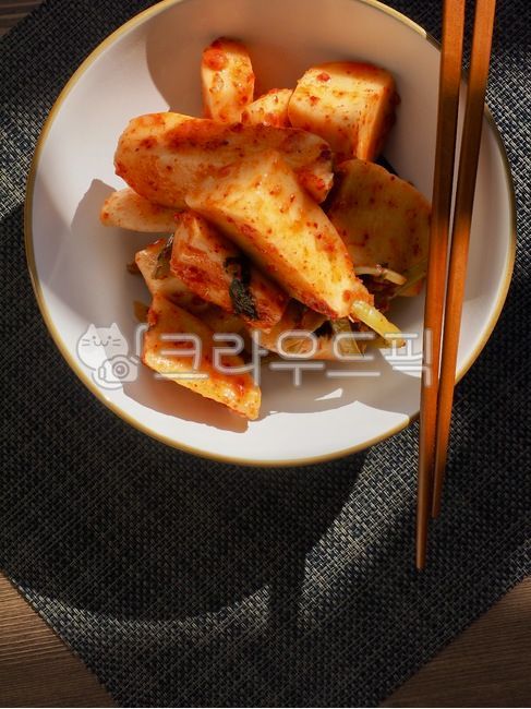 한식,무,김치,무김치,알타리김치,반찬,한국음식,아시아음식,전통음식,한국전통음식,배경,매운음식,발효음식,웰빙,웰빙음식,음식문화,한국음식문화,빨간색,식물,음식,김장,radish,kimchi,radishkimchi,altarikimchi,sidedish,koreanfood,asianfood,traditionalfood,koreantraditionalfood,background,spicyfood,fermentedfood,wellbeing,wellbeingfood,foodculture,koreanfoodculture,red,plant,food,kimjang