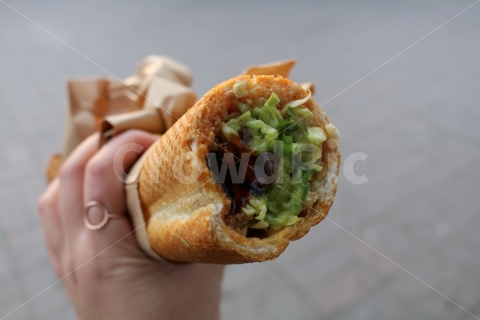길거리야,바게트,길거리,음식,빵,food,bread,사람,인물,인간,human,person,신체일부,몸,body,음식,식재료,요리,food,cook,meal,dishes,food reserves,빵,bread,양식,서양음식,서양요리,western food,western dishes,western meal,western cook,디저트,간식,후식,dessert,snack
