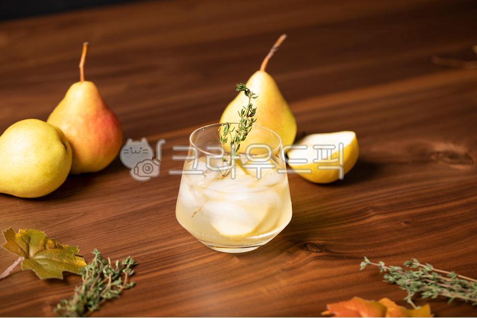 alcohol,fall cocktail guide,pear,fall,cocktail,liquor,cocktail guide