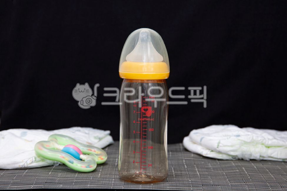 batten,kid,mom,Care,nurture,lifestyle,feeding bottle,baby,newborn baby,milk bottle,diaper,housework,lyrics,parenting,toy,child