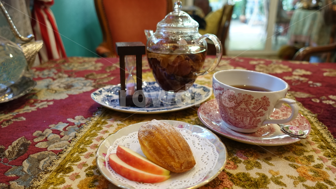 cafe,카페,부엌,조리기구,커트러리,티,tea,홍차,마들렌,pottery,도기류,saucer,받침접시