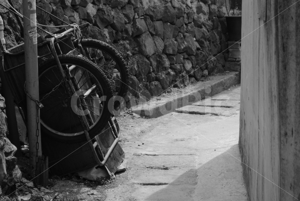 옛날,골목,친구,고향,시절,흑백,추억,memory,hometown,street,friends,도시,풍경,city,landscape,감성,sensible,feeling,흑백,모노톤,monochrome,black and white,bike,자전거,transportation,교통,bicycle,vehicle,차량