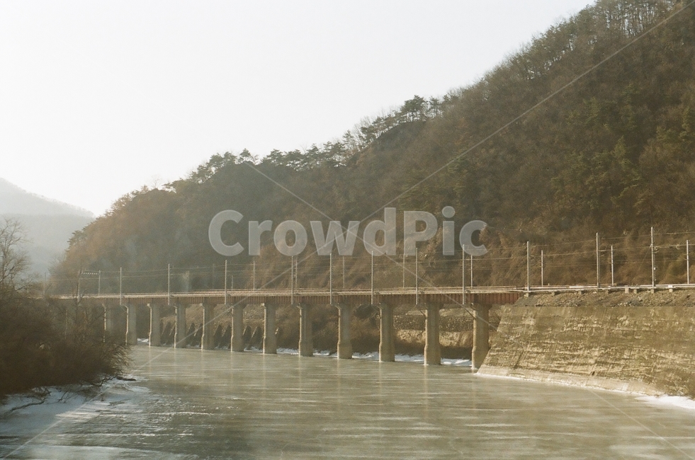 기차길,기찻길,기차,철도,열차,겨울,계절,winter,season,자연,풍경,nature,landscape,water,물,river,강,outdoors,옥외
