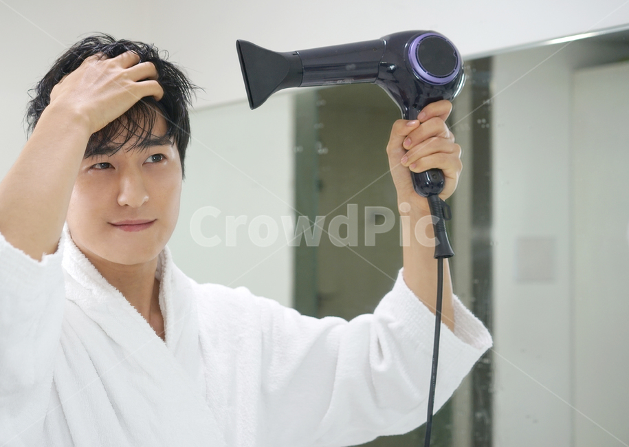 남자,남성,샤워가운,화장실,뷰티,헤어,hair,헤어드라이기,목욕탕,거울,머리스타일,스타일링,머리카락,사람,인물,인간,human,person,남성,남자,man,male,뷰티,미용,beauty treatment