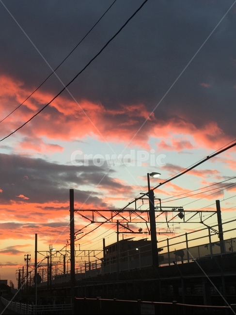 sky,하늘,twilight,해질녘,노을,cloud,구름,붉은,train,기차,전철,subway,역,station,교통,교통수단,traffic,transportation