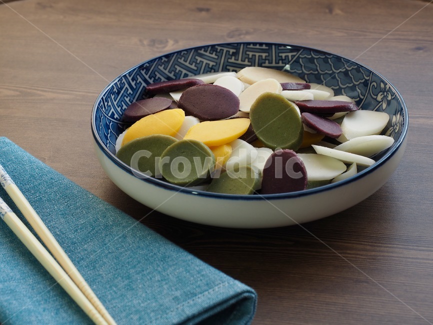 가래떡,떡국떡,떡,오색,오색떡국떡,설날음식,명절음식,오래된,식품및음료,한국음식,한국문화,음식,동아시아문화,건강한식생활,웰빙,문화,아시아,아시아음식,흰색,대한민국,접시,모양,전통,한국,설날,젓가락,한국전통,한국문화,korean traditional,korean culture,음식,식재료,요리,food,cook,meal,dishes,food reserves,한식,한국음식,한국요리,korean food,korean dishes,korean meal,korean cook
