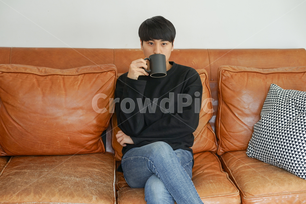 쇼파,소파,휴식,남성,남자,거실,휴일,sofa,실내,쿠션,rest,가구,커피,머그잔,머그컵,음료