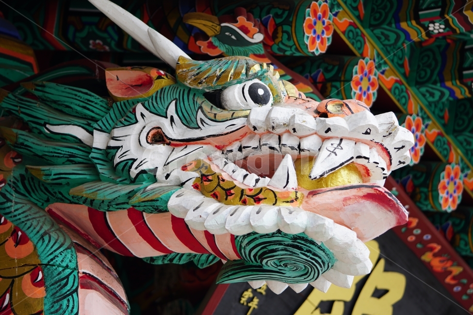 불교,buddhism,절,사찰,temple,부처,종교,buddha,한국,전통,문화,한국전통,한국문화,한국적인,코리아,korea,조각,목공,사물,오브젝트,object,상징,동물,전설,신화,믿음,religion,전설의동물,상상의동물,animal,건물,건축,목재,예술,art,풍경,landscape,스냅,스냅샷,snap,snapshot,용,드래곤,dragon,여의주,용머리,용두,한옥,문양,무늬,지붕,토속,토템,신앙,미술,전통미술,공예,목공예,이빨,송곳니,한국전통,한국문화,korean traditional,korean culture,조각상,동상,석상,조형물,statue,bronze statue,stone statue,건축물,건물외관,exterior,building,structure,architecture,construction