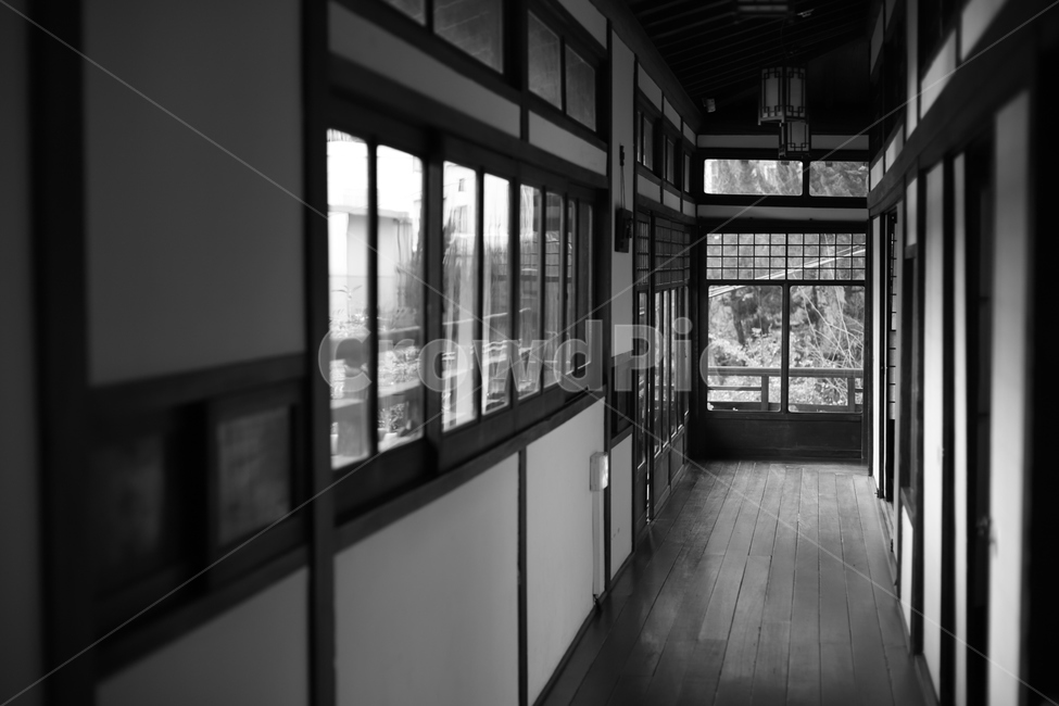 전통가옥,집,복도,창문,흑백사진,한국전통,한국문화,korean traditional,korean culture,흑백,모노톤,monochrome,black and white,인테리어,실내디자인,interior design