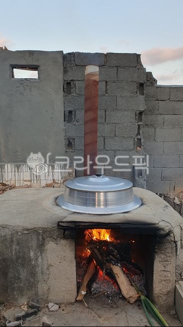 아궁이,가마솥,부뚜막,부엌,솥,장작,불,연통,벽돌,솥뚜껑,하늘,구름,파