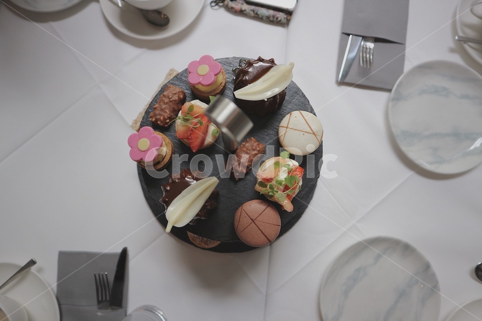 디저트,애프터눈티,afternoontea,dessert,macarons,마카롱,초콜렛,초콜릿,카페,그릇,plate,chocolate,candy,sugar,cafe,cafedessert,emptydish,dish,container,white,clean,healing,sensible,감성,음식,카페음식,빈그릇,플레이팅,음식,식재료,요리,food,cook,meal,dishes,food reserves,디저트,간식,후식,dessert,snack