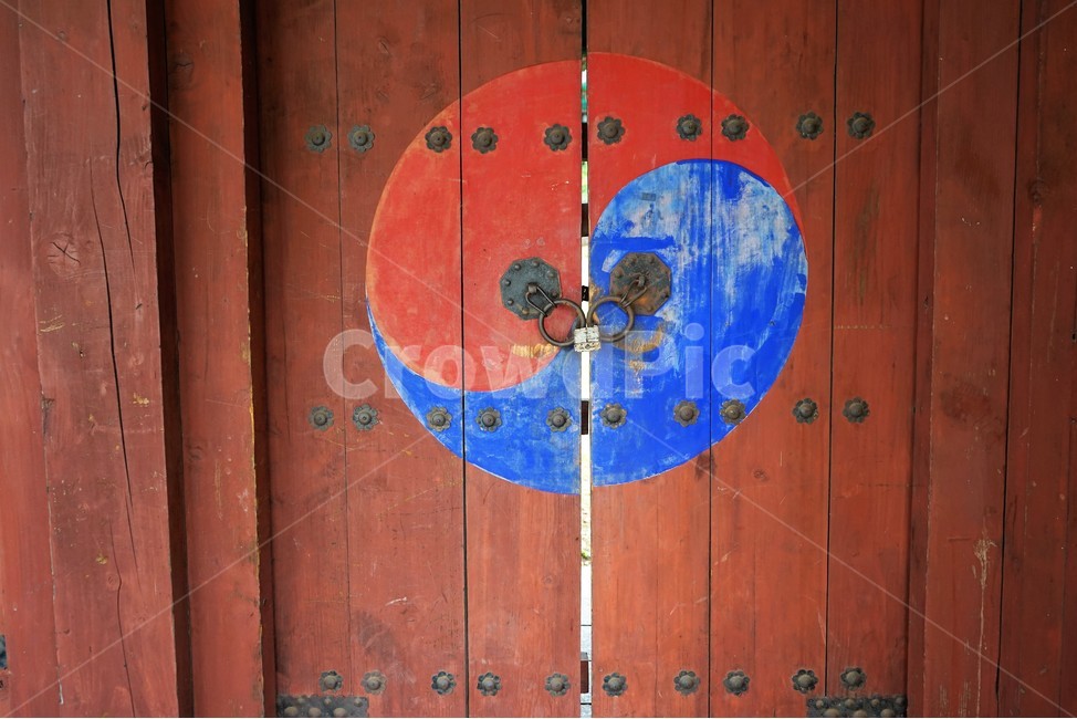 태극,대문,문양,빨강,청색,문고리,전통문양,태극문양,음양,한국전통,한국문화,korean traditional,korean culture,건축물,건물외관,exterior,building,structure,architecture,construction