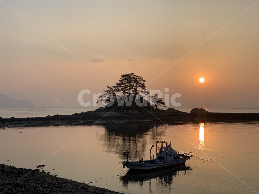 소등섬,전라남도,장흥,일출,sunrise,아침,새벽,바다,섬,island,sea,outdoors,옥외,land,nature,자연,ocean,대양,water,물,shoreline,해안선,coast,연안,해,해돋이,boat,보트,watercraft,선박,vessel,sun
