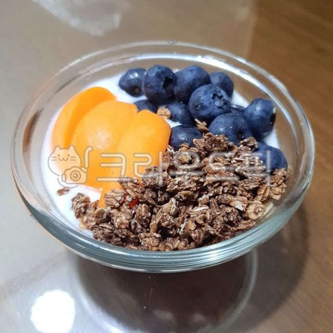 apricot,yogurt,granola,Blueberries