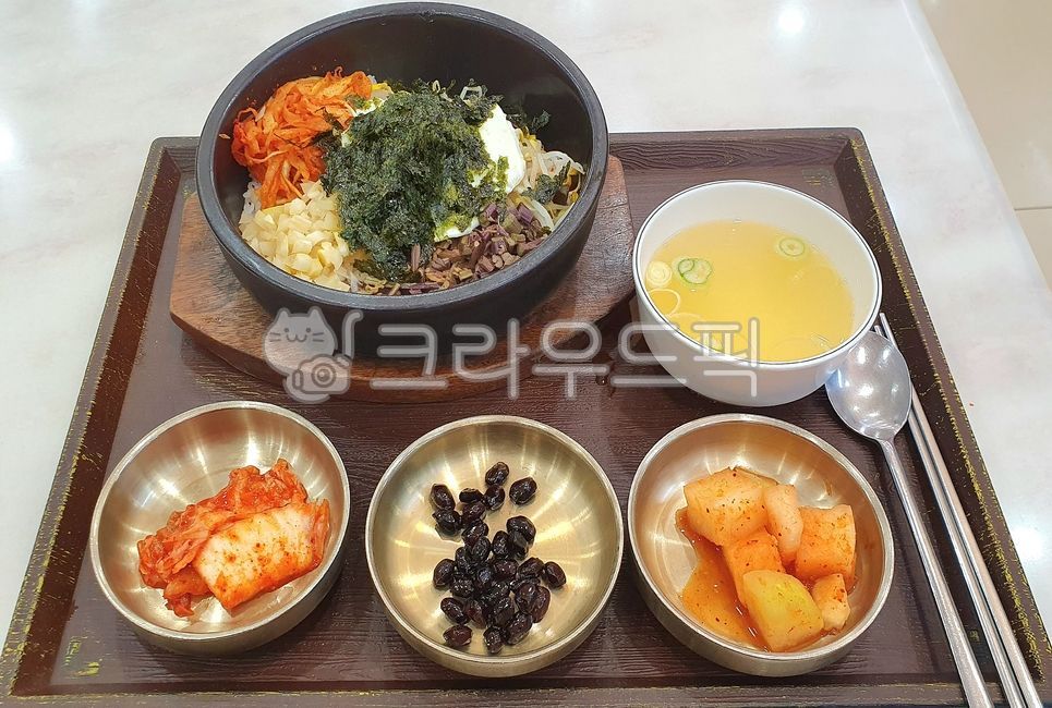 돌솥비빔밥,돌솥밥,돌솥,비빔밥,김치,김,나물,고사리,콩나물,계란,달걀,계란후라이,고추장,깨,밥,쌀,참기름,국물,콩나물국,콩자반,콩,무김치,깍두기,놋그릇,쟁반,트레이,숟가락,젓가락,수저,받침,파,고명,음식,야채,채소,식사,그릇,food,meal,bowl