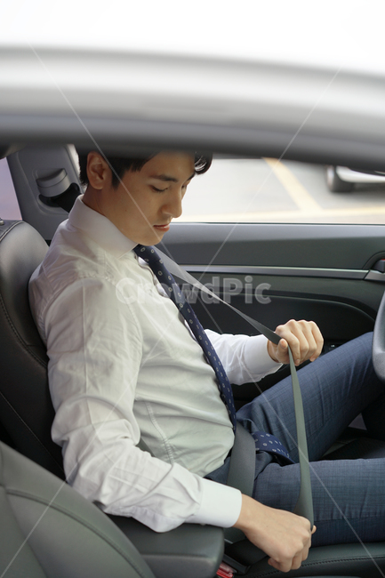 운전,차,차량,자동차,남자,남성,손,신체일부,사람,직장인,출근,운전중,안전벨트,운전자,안전띠,사람,인물,인간,human,person,남성,남자,man,male,교통,교통수단,traffic,transportation,비즈니스,사업,business,service,work