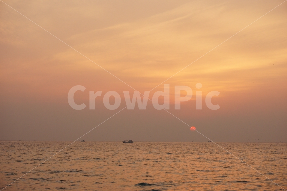 바다,일출,하늘,태양,자연,배,자연,풍경,nature,landscape,outdoors,옥외,sky,red sky,붉은 하늘,dusk,황혼,dawn,새벽,sunset,일몰