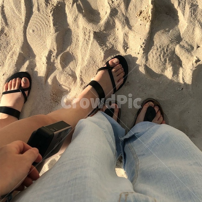 발,사람,신발,슬리퍼,바지,하반신샷,카메라,필름카메라,바다,바닷가,모레사장,모레밭,손,감성,데일리룩