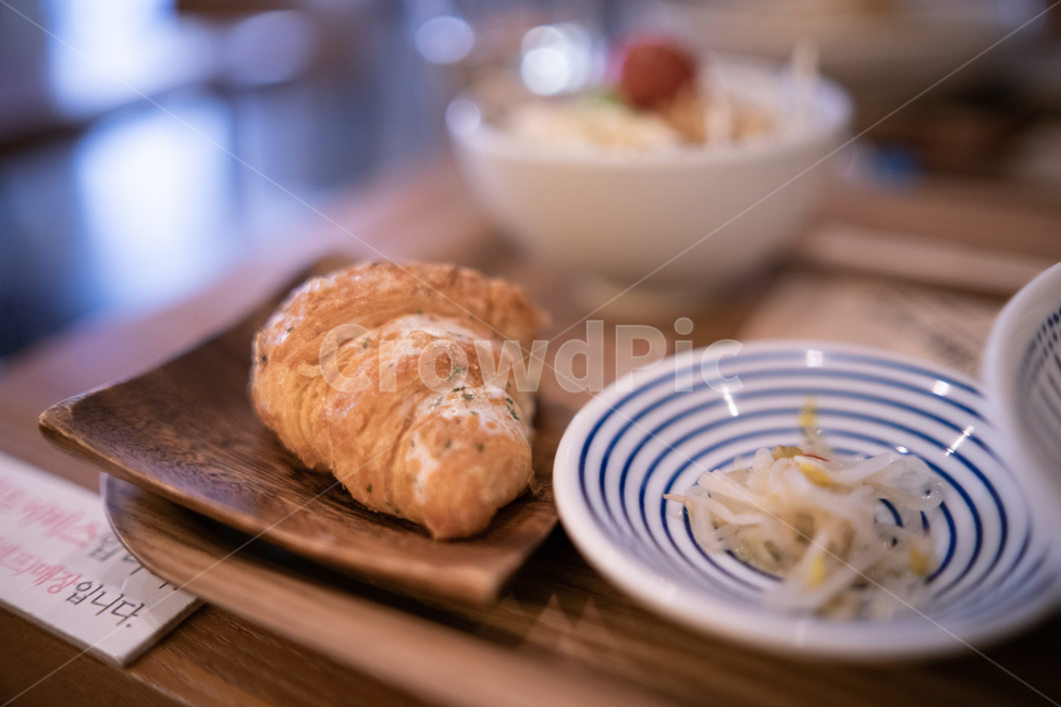 그릇,접시,빵,크로와상,음식,food,빵,bread
