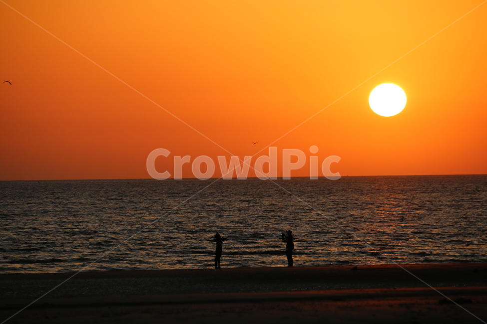 일몰,바다,여행,추억,태양,자연,풍경,nature,landscape,해변,바다,beach,sea,사람,인물,인간,human,person,인물실루엣,사람실루엣,character silhouette,human silhouette,outdoors,옥외,sunlight,햇빛
