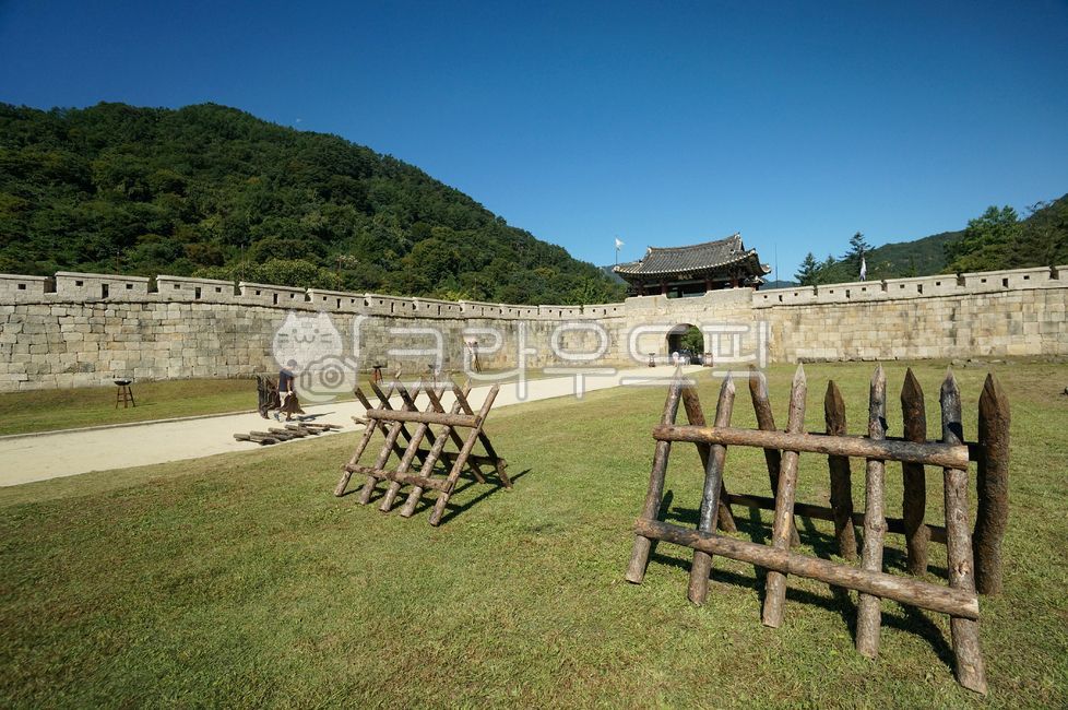 문경새재,문화유산,문화재,전통,문경,문경시,경상북도,경북,과거길,영남제1관,주흘관,새재,도립공원,고갯길,고개,주흘산,유적,길,랜드마크,성곽,관문,성벽,통행로,아시아,한국,대한민국,경치,경상도,건축,건축물,건물,역사,한국문화,한국건축,korea,tradidional,culture,wall,nature,landmark,architecture,landscape,outdoors,building,castle,성