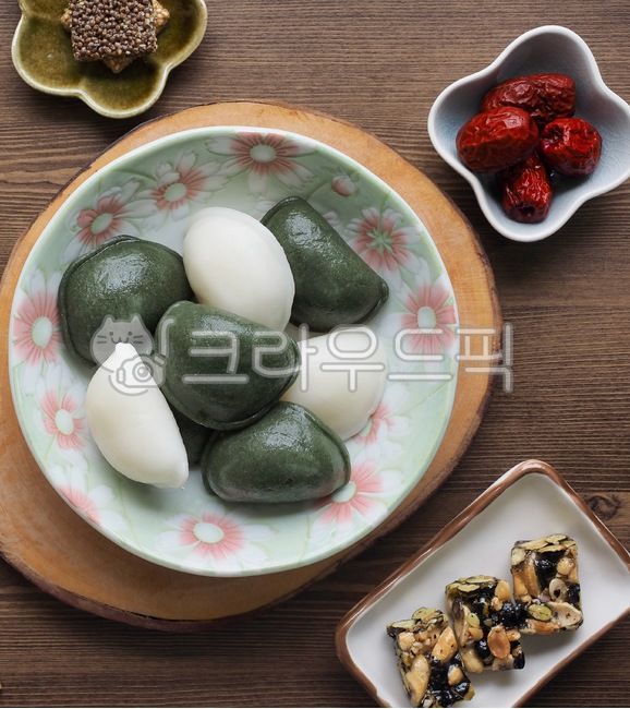 wellnessfood,asianfood,koreanculture,Thanksgiving,traditional culture,songpyeon,wellbeing,Wellbeing food,Asian food,traditionalfood,Lunar New Year food,new year,holiday food,koreantraditionalfood,korea,Chuseok Photo Contest,dish,background,rice cake,tradi