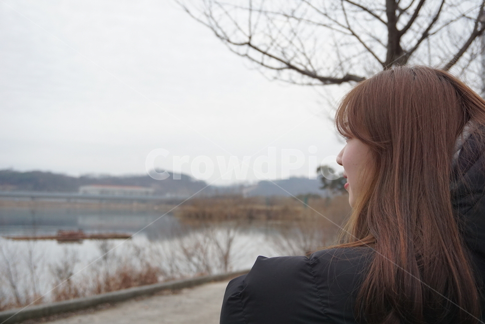 풍경,옆모습,바라봄,감성적인,흐린날,자연,휴식,경치,사람,인물,인간,human,person,여성,여자,woman,female,lady