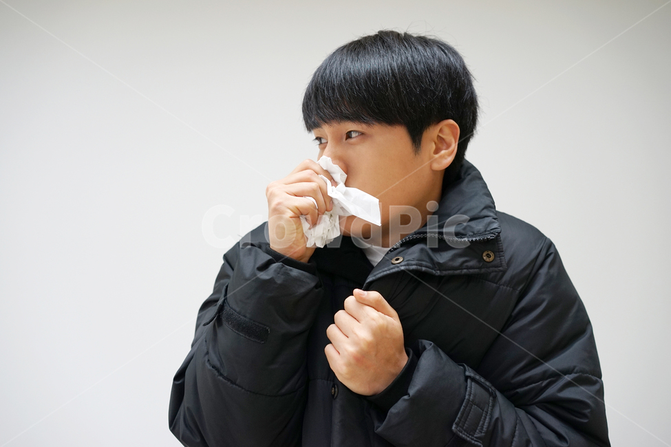 추위,강추위,남자,남성,콧물,코감기,감기,휴지,겨울,패딩,한파,몸살,한겨울,겨울,계절,winter,season,사람,인물,인간,human,person,남성,남자,man,male,건강,헬스웨어,헬스케어,healthware,health care
