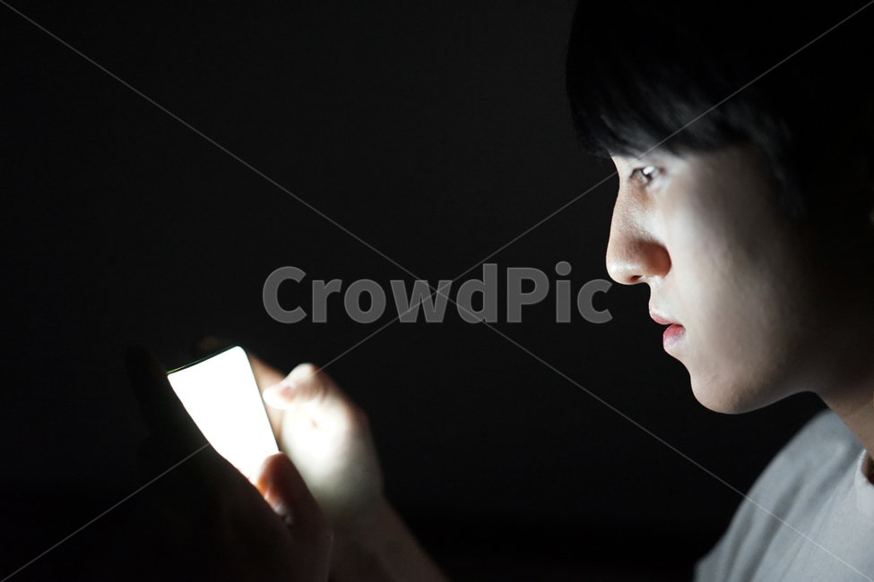 중독,게임중독,스마트폰중독,스마트폰,남자,밤,어둠,빛,전자파,게임,밤샘,addiction,smartphone,game,man,night,light,electromagnetic,사람,인물,인간,human,person,남성,남자,man,male,정보통신기술,전자기기,전자제품,it,information,technology,electronic equipment