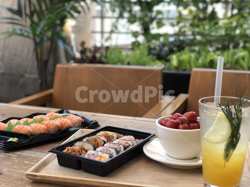 식탁,김밥,스시,토마토,연어,테이블,음료수,쥬스,식당,밥,음식,식재료,요리,food,cook,meal,dishes,food reserves
