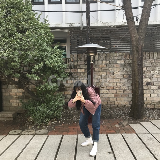 인물,찍는사람,여자,카메라,찍는포즈,휴대폰카메라,가을,겨울,계절,봄,패션,가을코디,봄코디,겨울코디,나들이,사람,신나는,즐기는,우울한,집중하는,집중,행복함,놀이,아이폰,항공점퍼,뒷마당,친구,포즈,여러가지포즈,fashoin