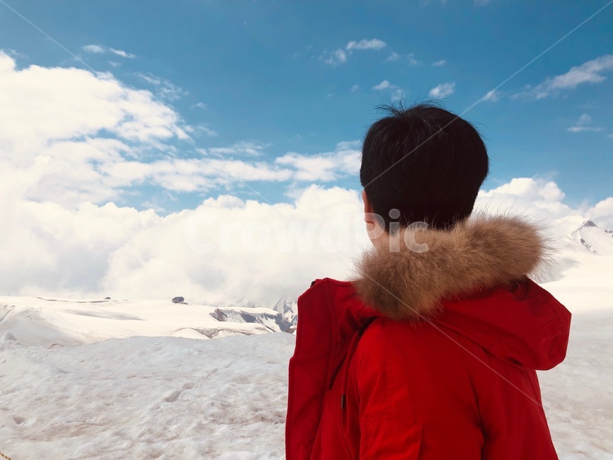 남자,남성,man,he,뒷모습,하늘,구름,눈,빨간옷,털모자,겨울,snow,sky,blue,winter,감성사진,인물사진,인물,인간,human,person,사람,바라보다,여유,시선